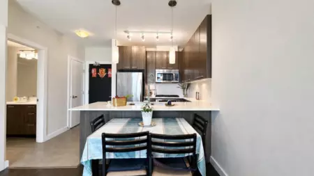 Kitchen Island Photo of 1908 2955 Atlantic Avenue, Coquitlam, BC