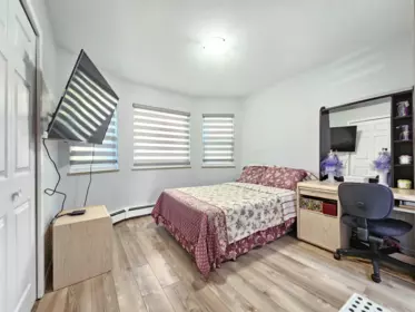 Walk-In Closet Photo of 5521 Dundee Street, Vancouver, BC
