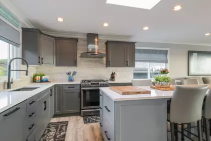 Kitchen Island Photo of 15587 Semiahmoo Avenue, White Rock, BC