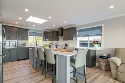 Kitchen Photo of 15587 Semiahmoo Avenue, White Rock, BC