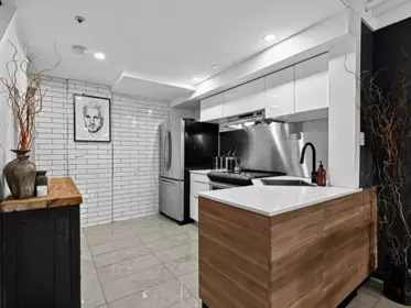 Kitchen Island Photo of 7 1355 W 4th Avenue, Vancouver, BC