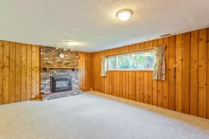 Entry Foyer Photo of 2370 Mountain Highway, North Vancouver, BC