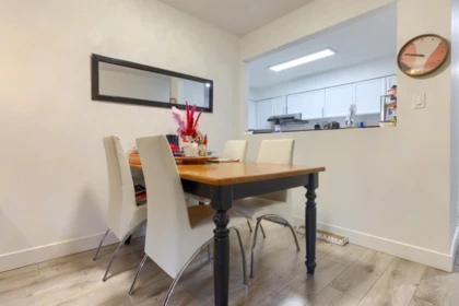 Kitchen Island Photo of 205 15213 Pacific Avenue, White Rock, BC