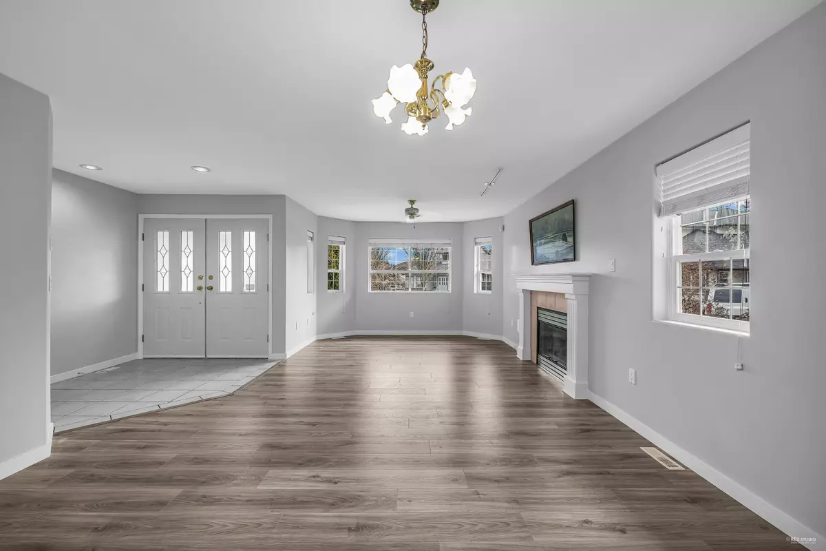Living Room Photo of 23800 122 Avenue, Maple Ridge, BC