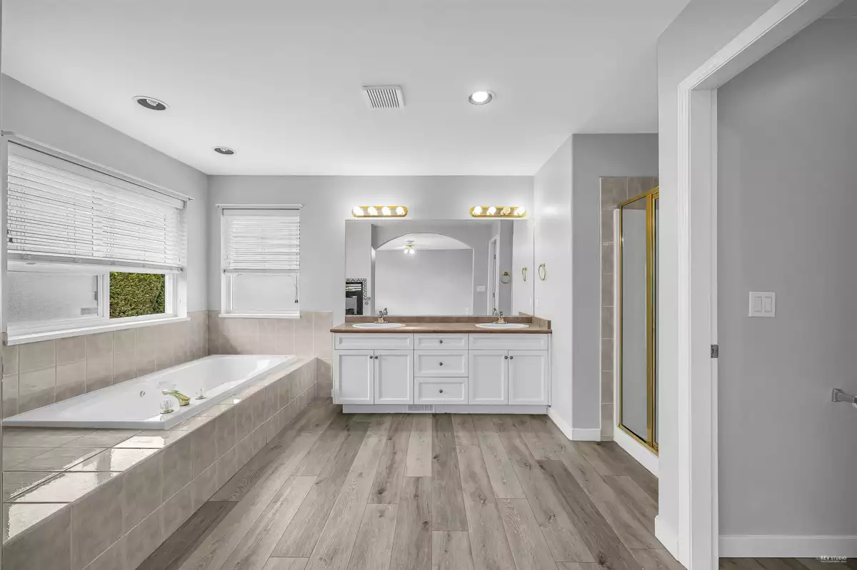 Primary Bathroom Photo of 23800 122 Avenue, Maple Ridge, BC