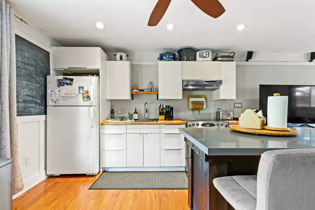 Kitchen Photo of 17791 20 Avenue, Surrey, BC