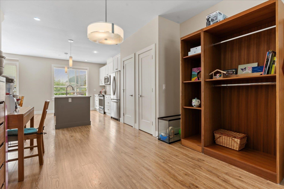 Kitchen Island Photo of 23 45615 Tamihi Way, Chilliwack, BC