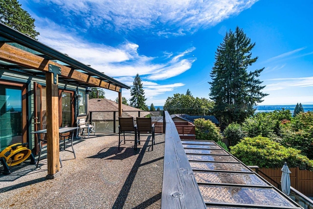 Kitchen Island Photo of 3435 St. Georges Avenue, North Vancouver, BC