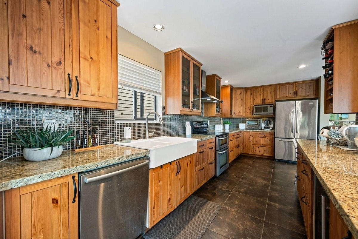 Walk-In Closet Photo of 3435 St. Georges Avenue, North Vancouver, BC