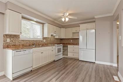 Kitchen Island Photo of 31511 Marshall Road, Abbotsford, BC
