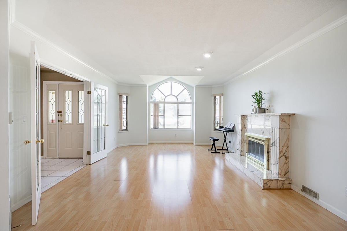Kitchen Island Photo of 10288 Hall Avenue, Richmond, BC