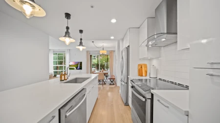 204 719 W 3rd Street, North Vancouver, BC, North Vancouver — Apartment/Condo for sale