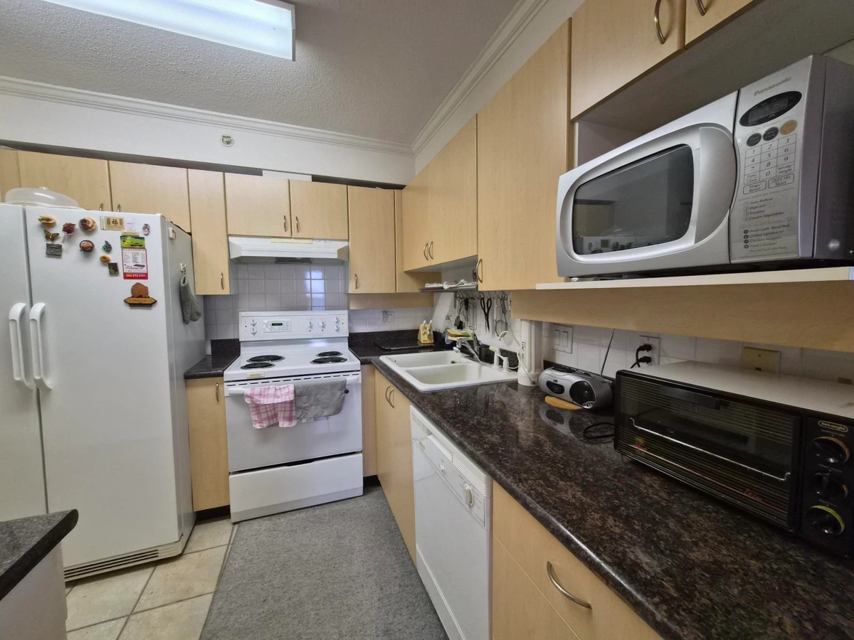Kitchen Island Photo of 1506 6611 Cooney Road, Richmond, BC