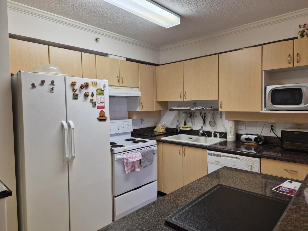 Kitchen Photo of 1506 6611 Cooney Road, Richmond, BC