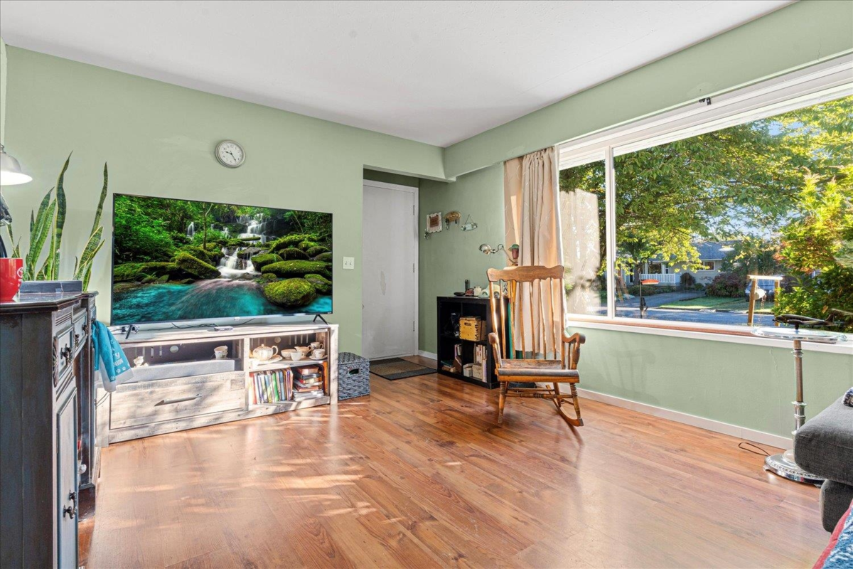 Breakfast Nook Photo of 9395 Carleton Street, Chilliwack, BC