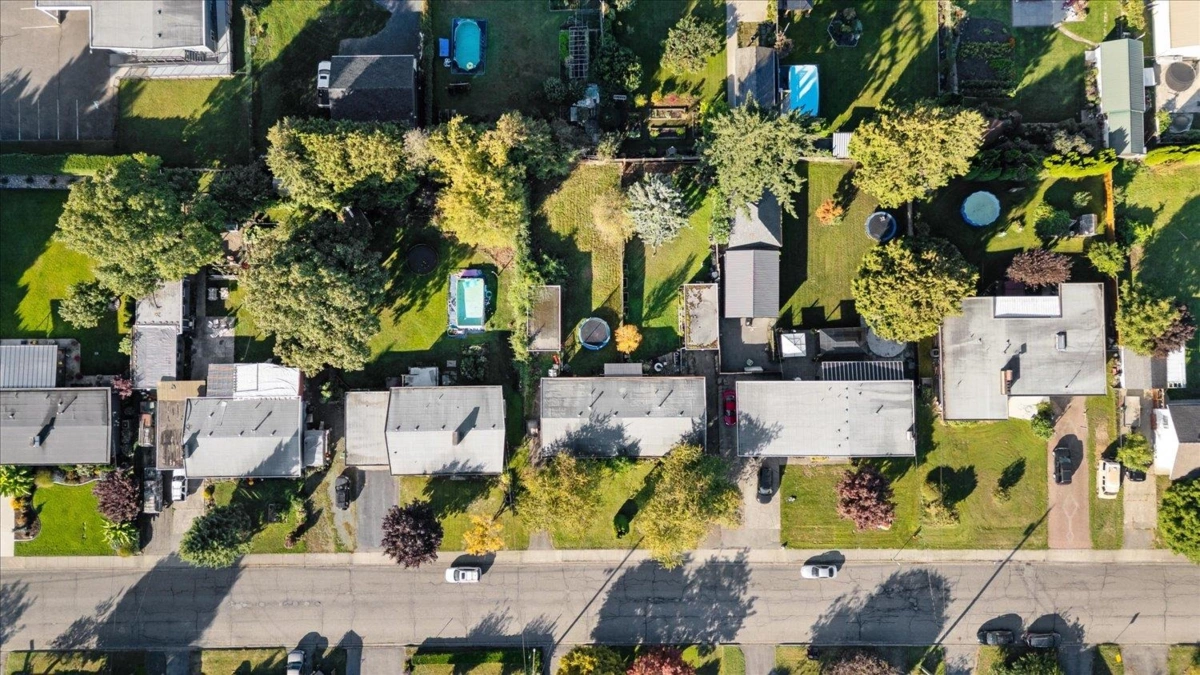 Entry Foyer Photo of 9395 Carleton Street, Chilliwack, BC
