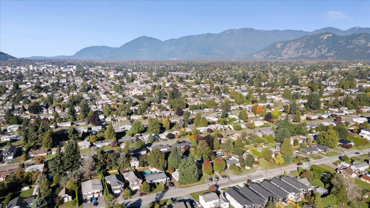 Hallway Photo of 9395 Carleton Street, Chilliwack, BC