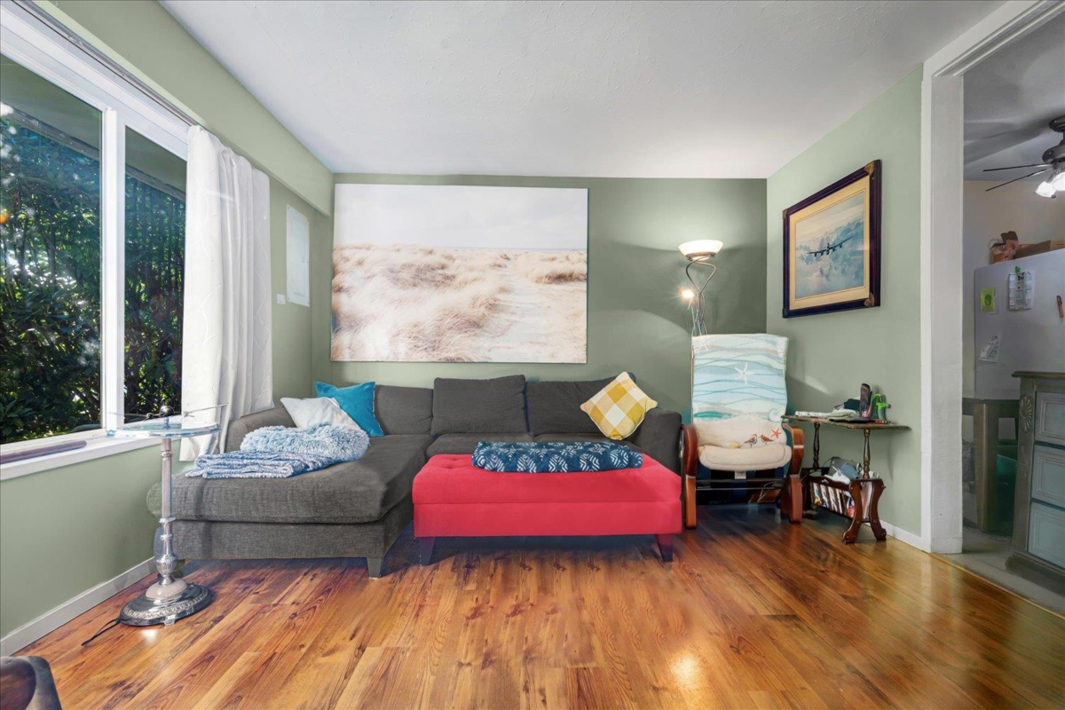 Kitchen Island Photo of 9395 Carleton Street, Chilliwack, BC