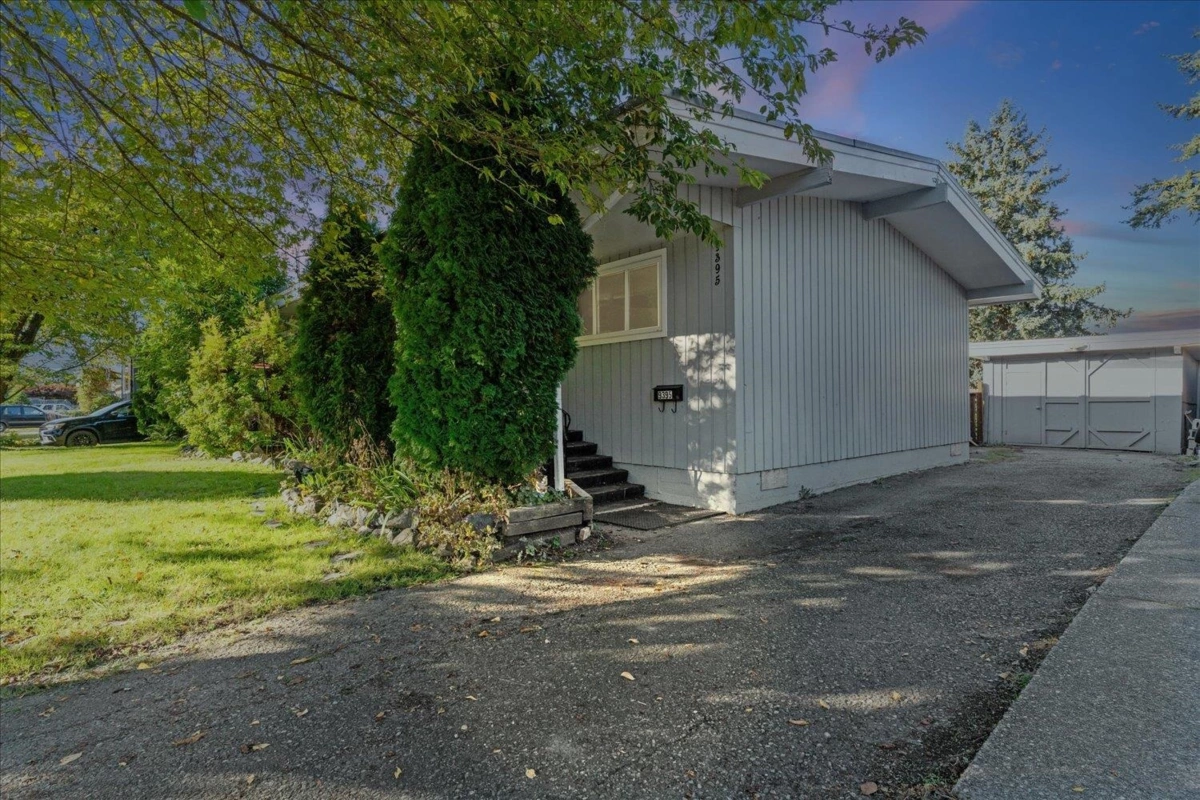 Kitchen Photo of 9395 Carleton Street, Chilliwack, BC