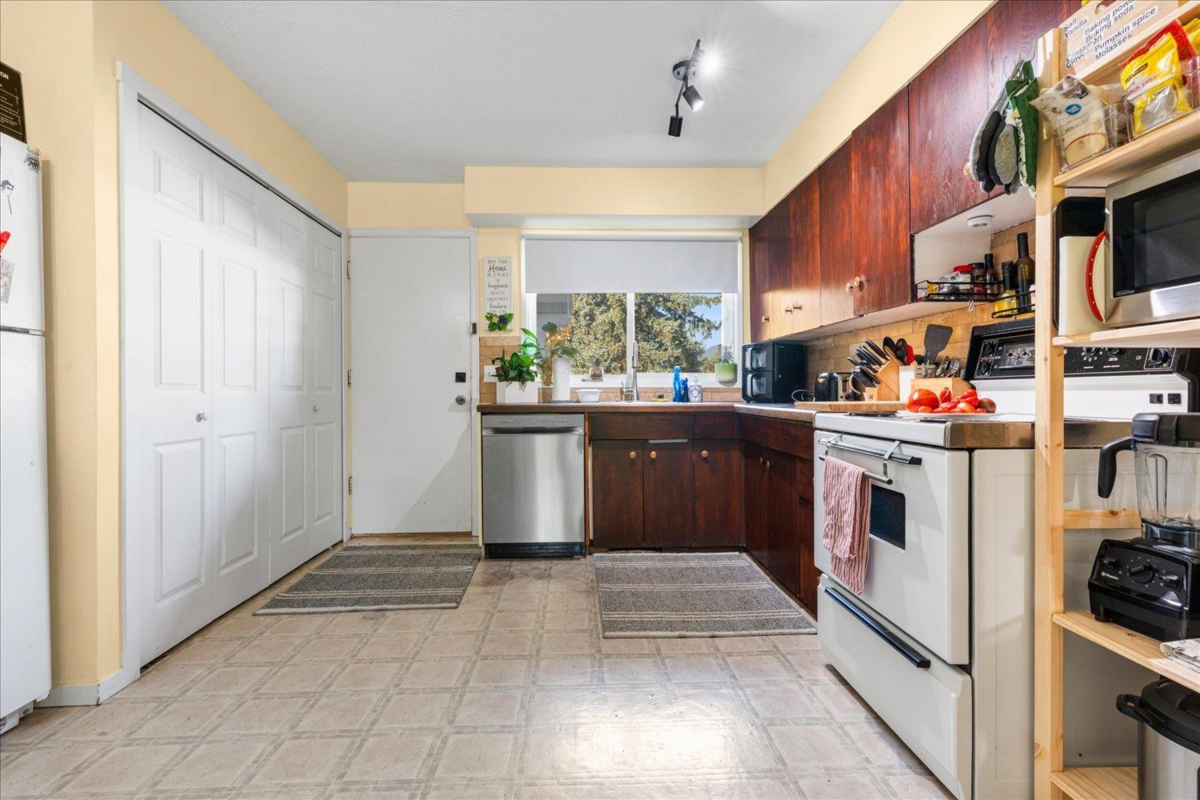 Walk-In Closet Photo of 9395 Carleton Street, Chilliwack, BC