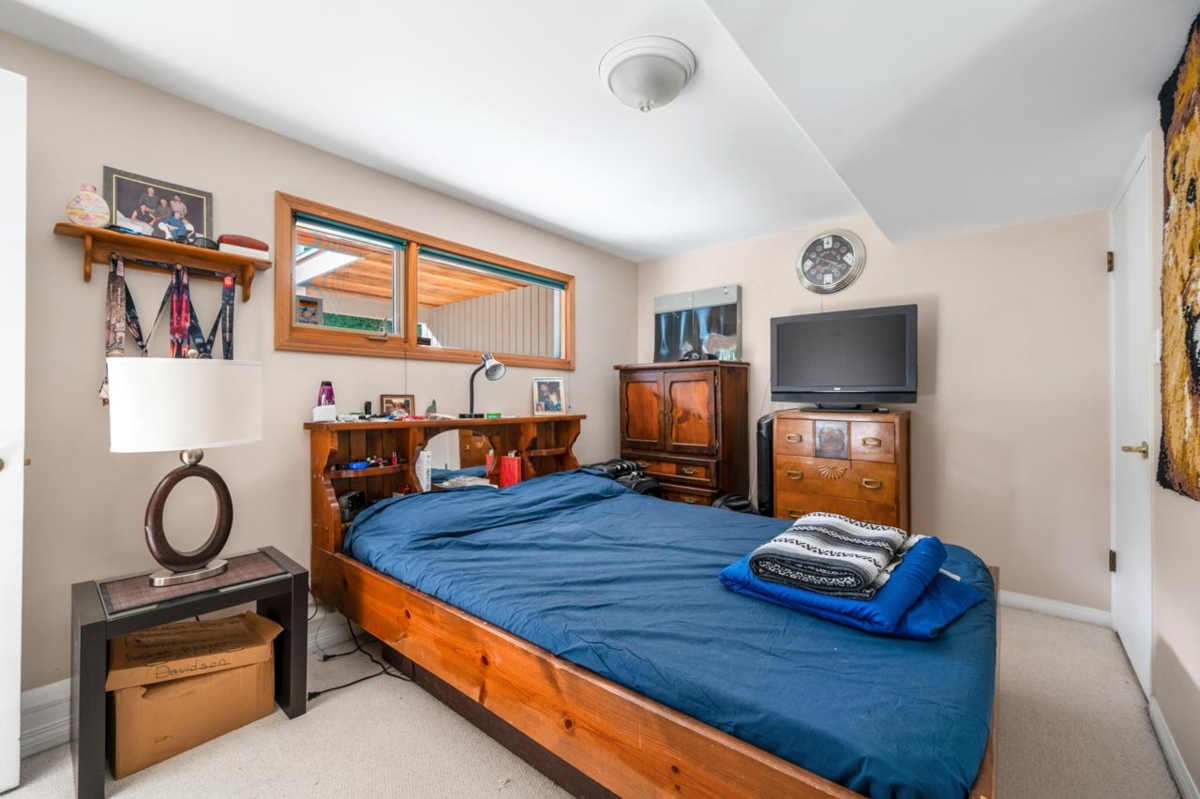 Entry Foyer Photo of 1501 High Street, White Rock, BC