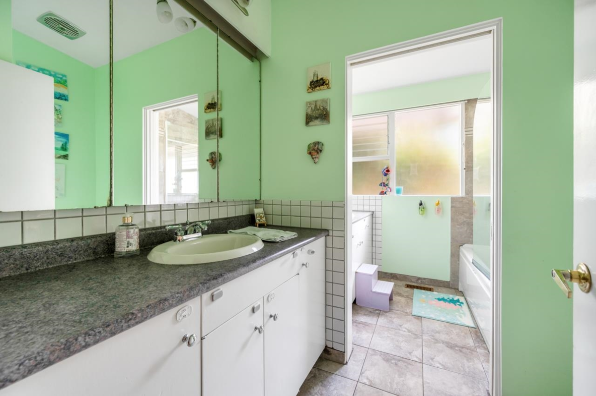 Guest Bathroom Photo of 1501 High Street, White Rock, BC