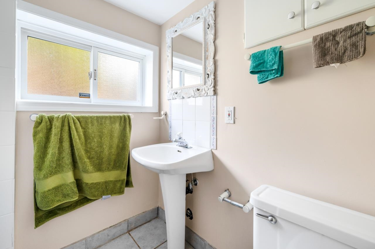 Hallway Photo of 1501 High Street, White Rock, BC