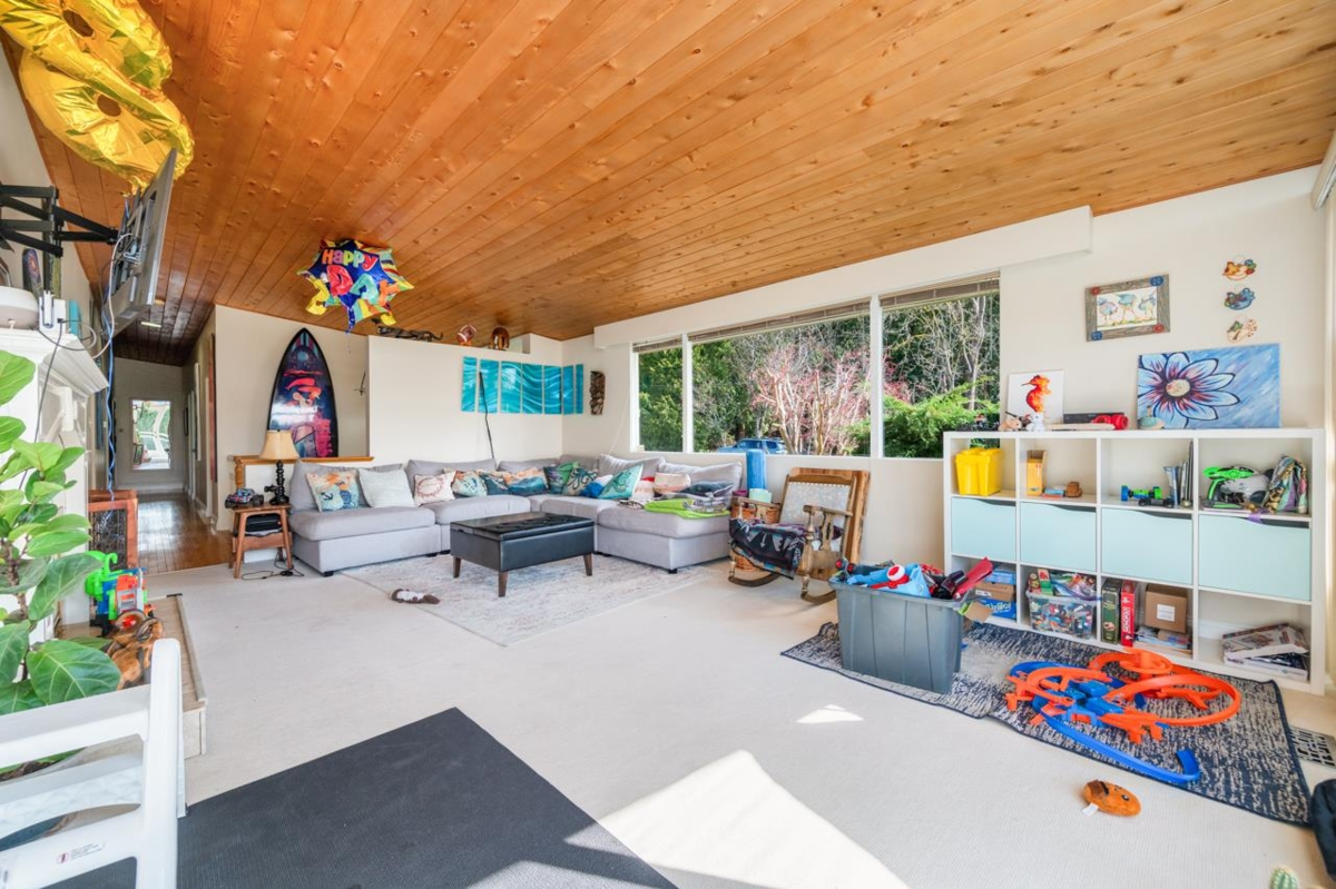 Kitchen Island Photo of 1501 High Street, White Rock, BC