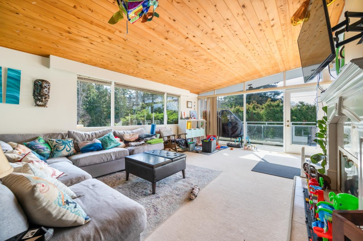 Kitchen Photo of 1501 High Street, White Rock, BC