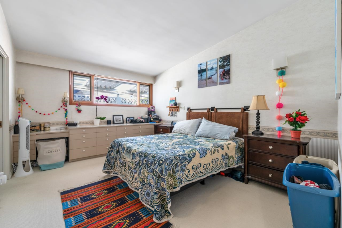 Powder Room Photo of 1501 High Street, White Rock, BC