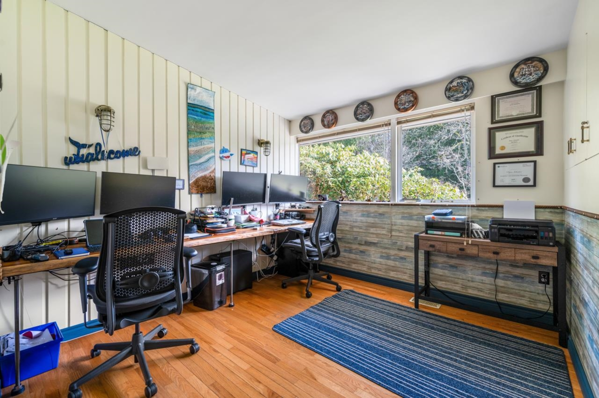 Walk-In Closet Photo of 1501 High Street, White Rock, BC