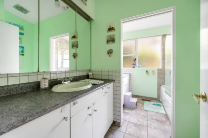 Guest Bathroom Photo of 1501 High Street, White Rock, BC