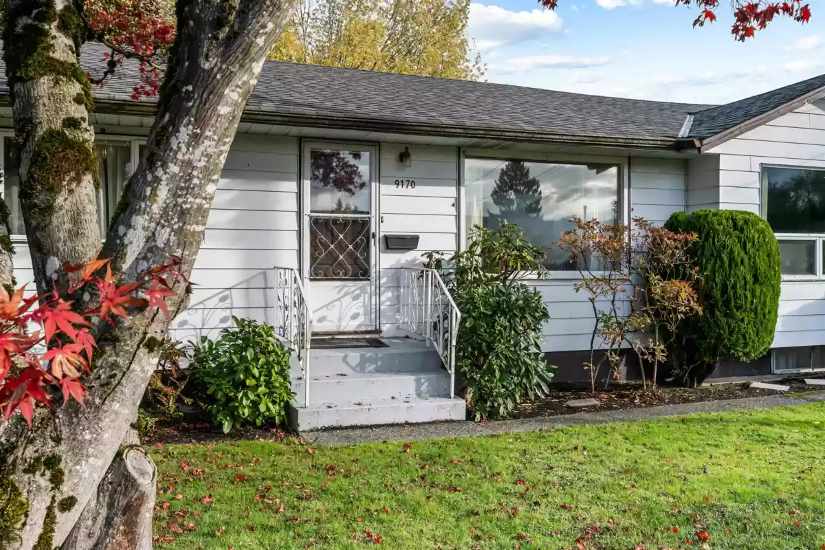 Kitchen Island Photo of 9170 Holly Street, Chilliwack, BC