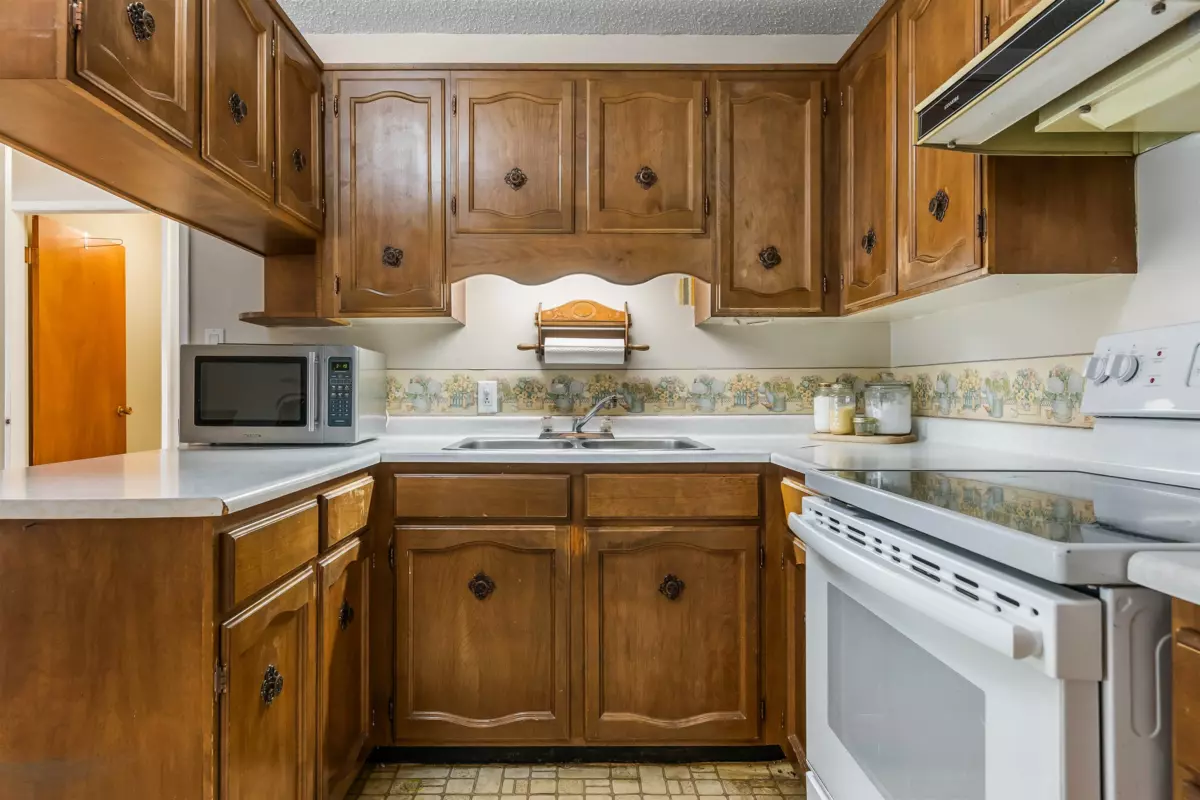 Walk-In Closet Photo of 9170 Holly Street, Chilliwack, BC