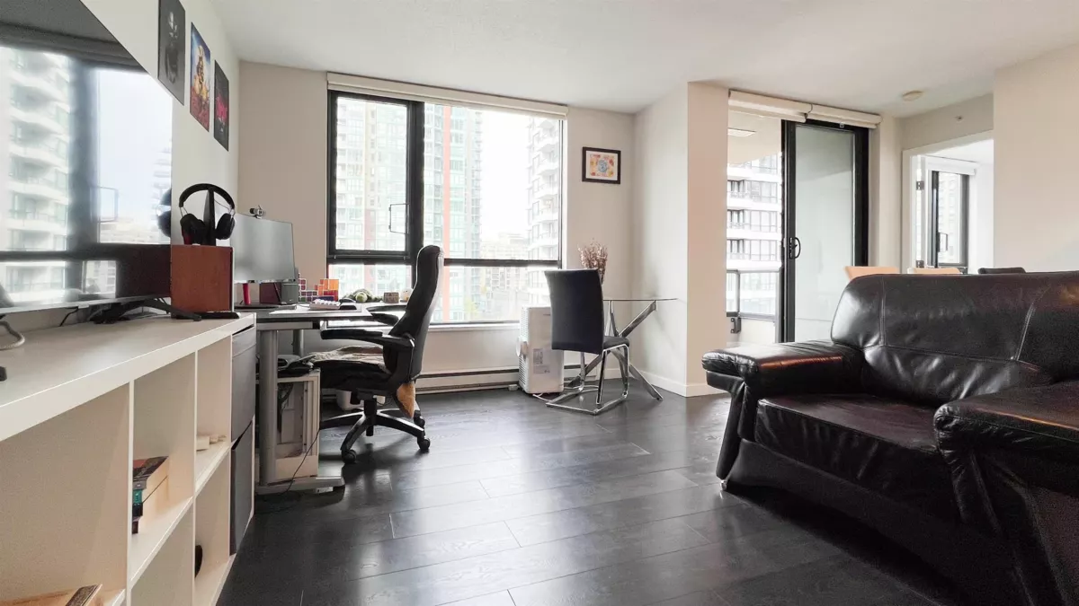 Kitchen Photo of 1002 977 Mainland Street, Vancouver, BC