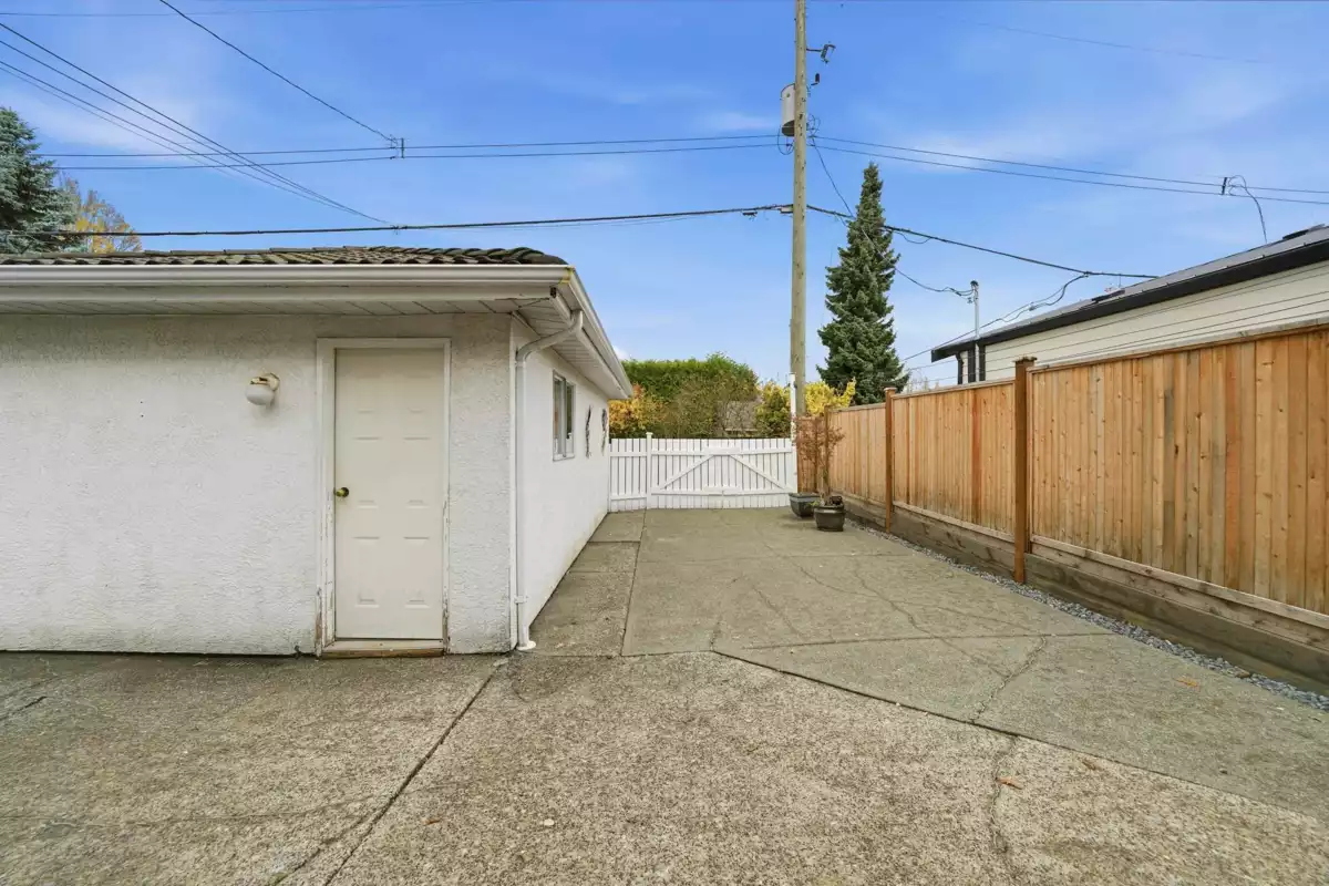 Backyard Photo of 2915 Charles Street, Vancouver, BC