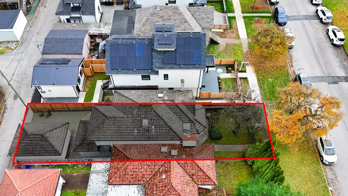 Swimming Pool Photo of 2915 Charles Street, Vancouver, BC