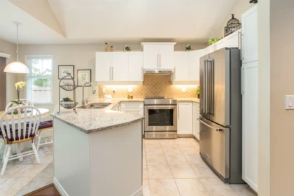 Kitchen Island Photo of 36 14877 33 Avenue, Surrey, BC