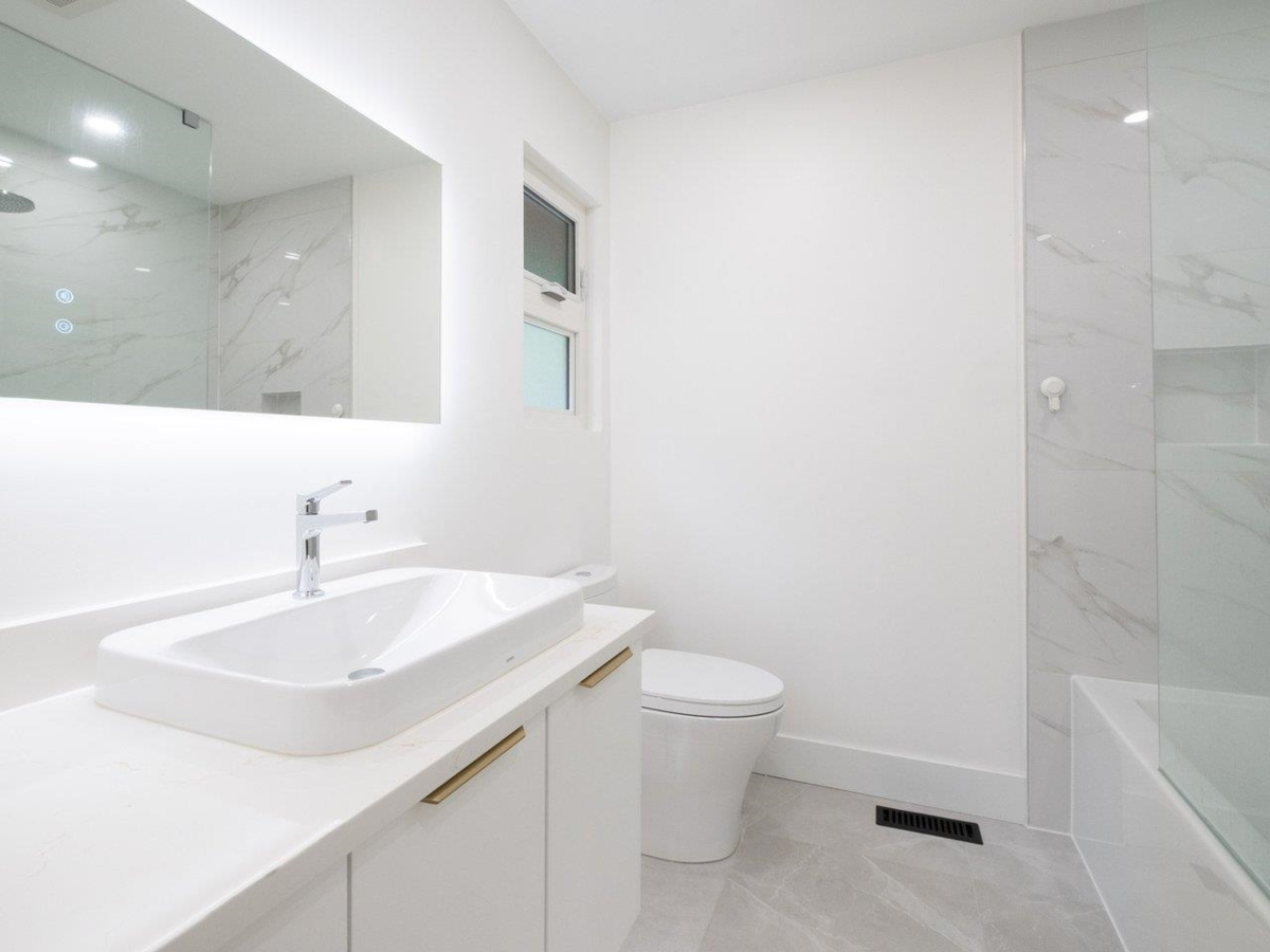 Garden / Landscaping Photo of 4283 Capilano Road, North Vancouver, BC