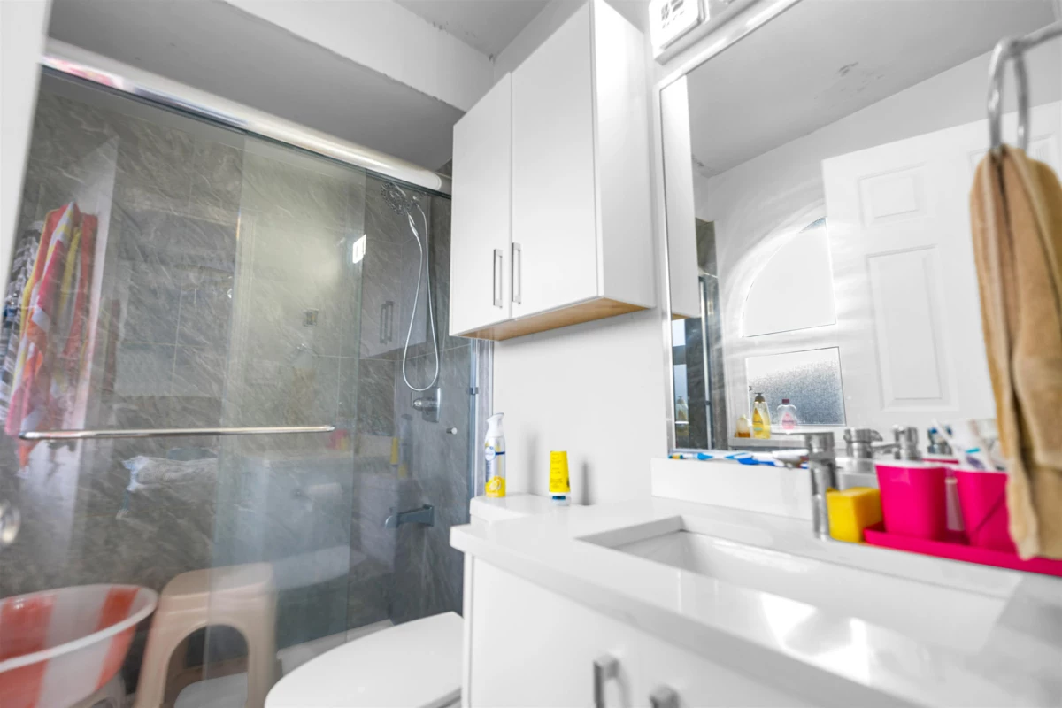 Kitchen Island Photo of 7595 122a Street, Surrey, BC