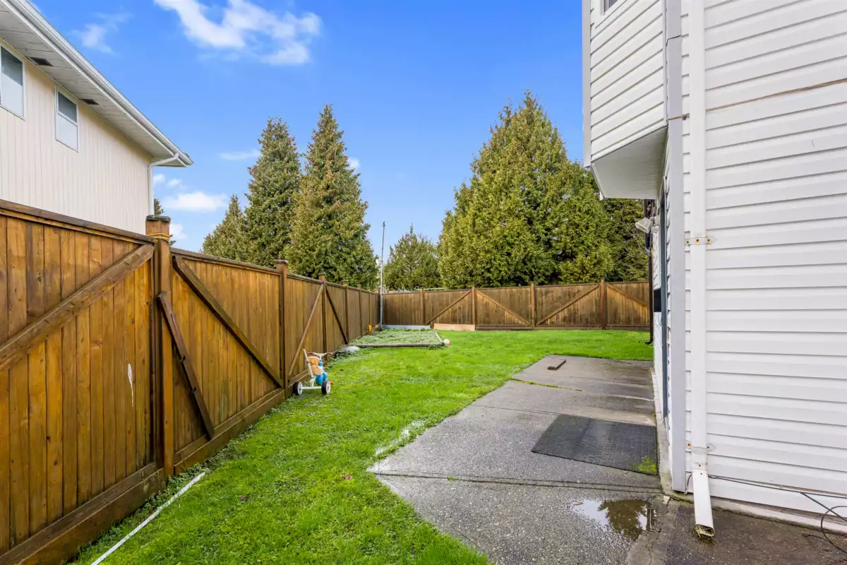 Laundry Room Photo of 7595 122a Street, Surrey, BC
