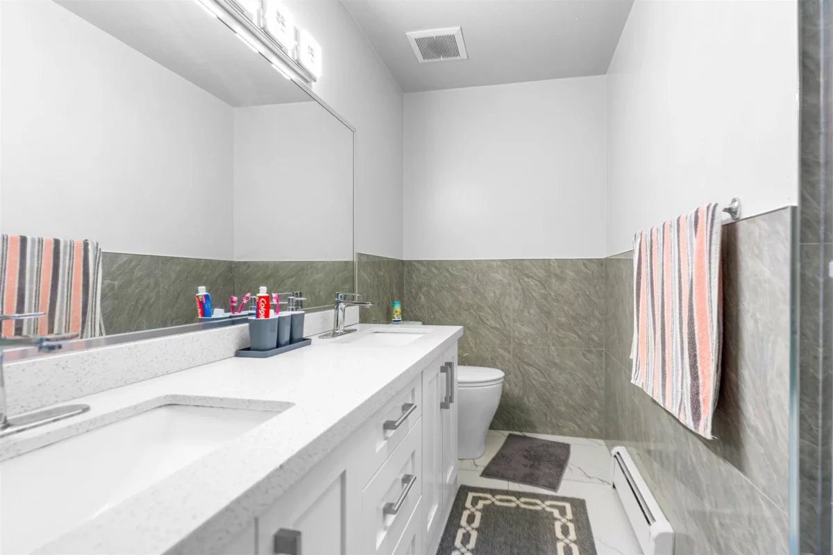 Living Room Photo of 7595 122a Street, Surrey, BC