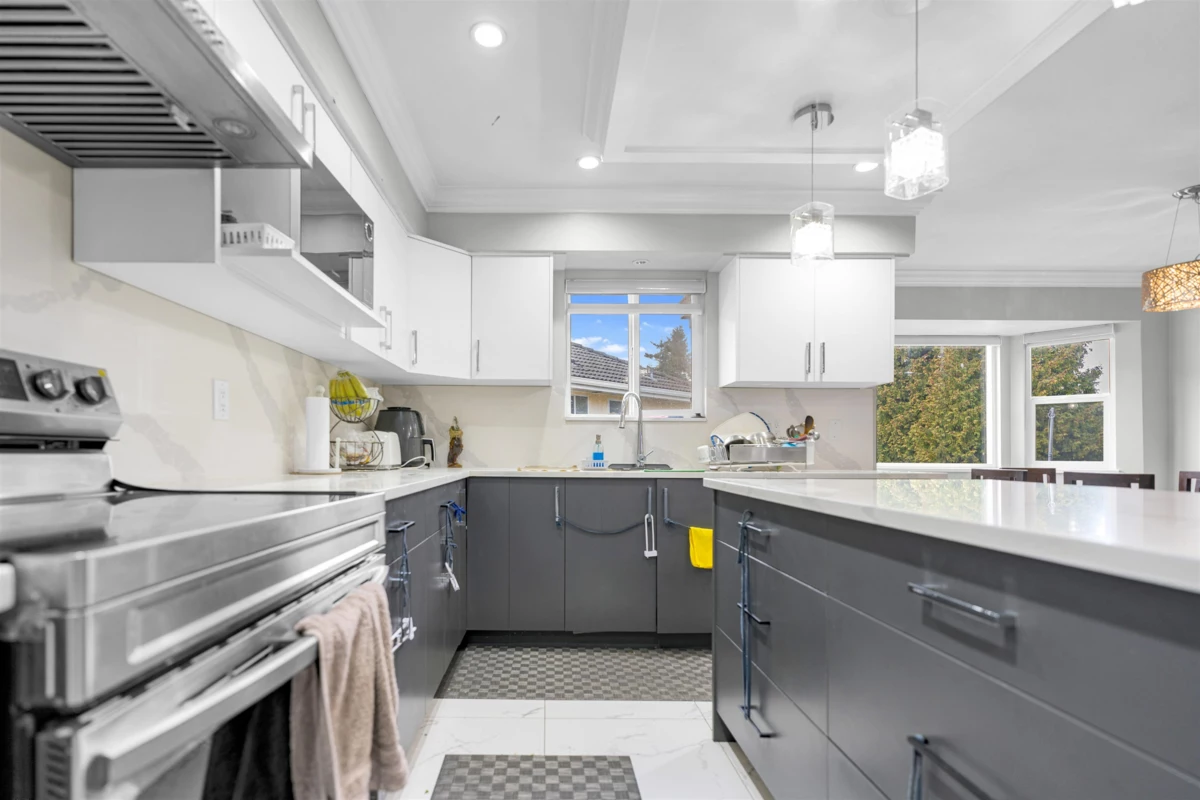 Powder Room Photo of 7595 122a Street, Surrey, BC