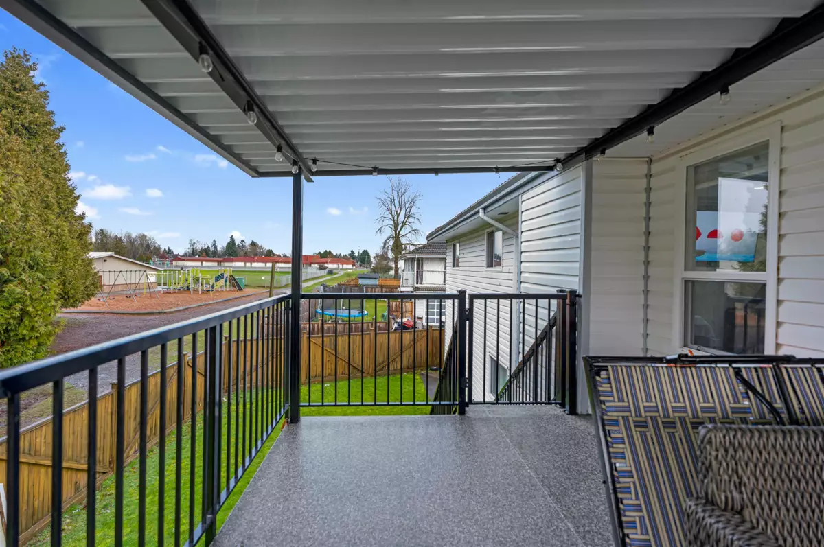 Walk-In Closet Photo of 7595 122a Street, Surrey, BC