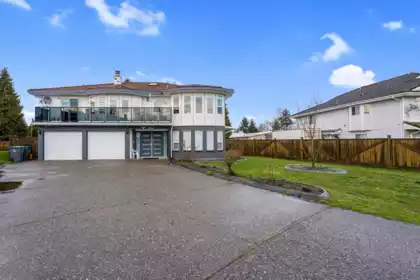 Entry Foyer Photo of 7595 122a Street, Surrey, BC