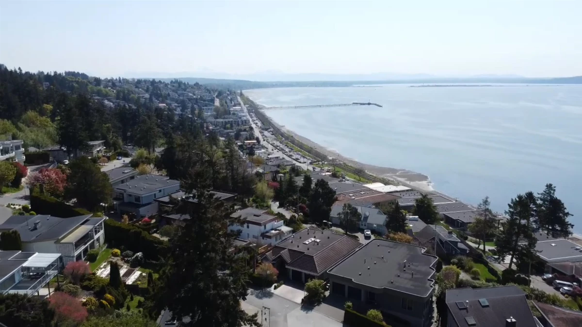 Family Room Photo of 14433 Sunset Lane, White Rock, BC