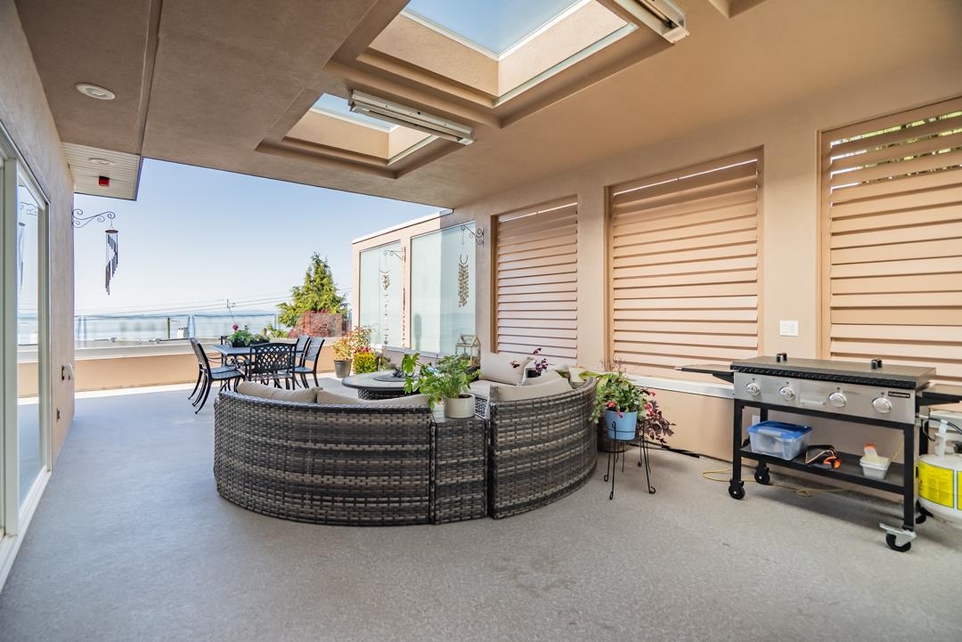 Hallway Photo of 14433 Sunset Lane, White Rock, BC