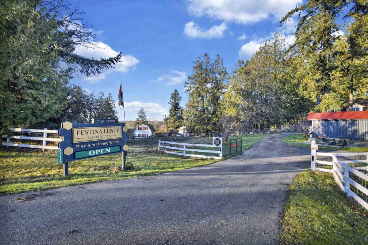 Swimming Pool Photo of 21113 16 Avenue, Langley, BC