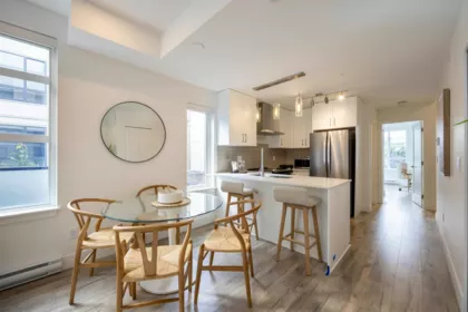 Kitchen Island Photo of 35 6328 King George Boulevard, Surrey, BC