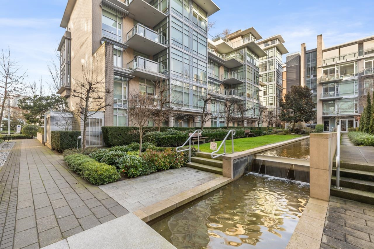 Outdoor Patio Photo of 406 1616 Columbia Street, Vancouver, BC